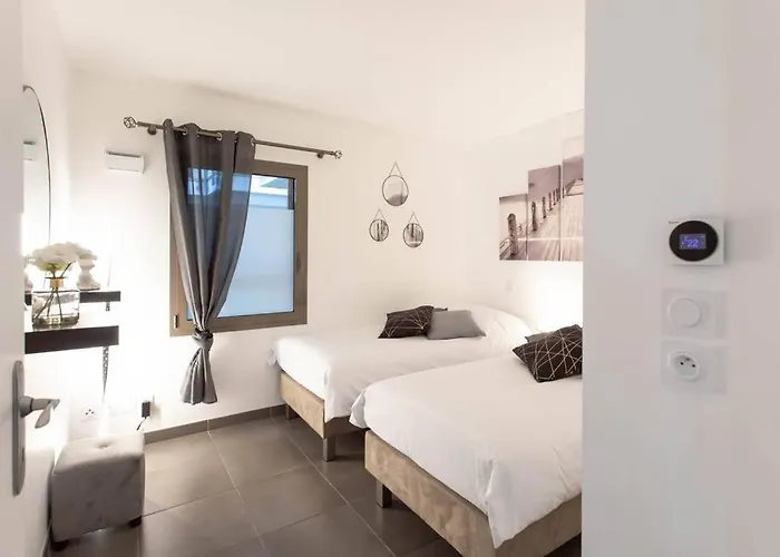 شقة A7- 2 Bdr Sea & Mountain View - Ac, Parking, Pool & Terrace *