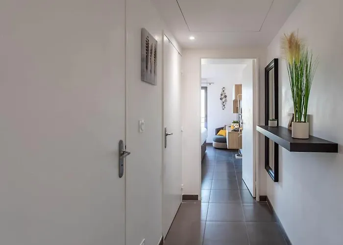 Appartement A7- 2 Bdr Sea & Mountain View - Ac, Parking, Pool & Terrace *