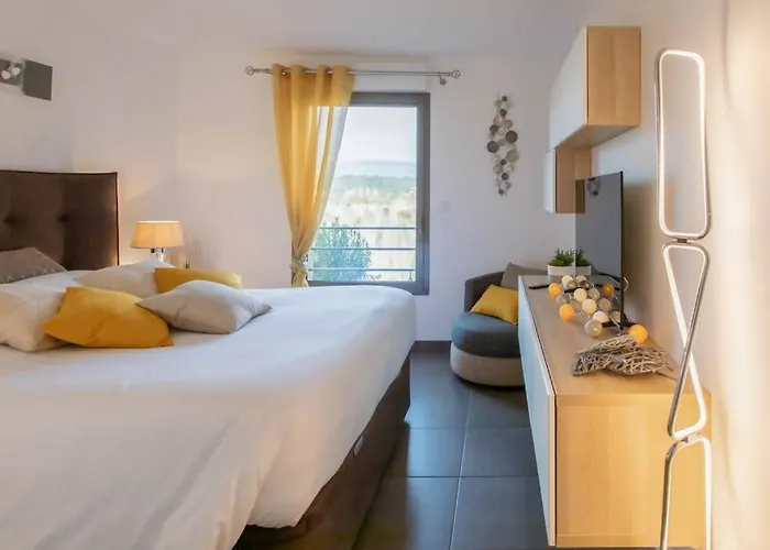 A7- 2 Bdr Sea & Mountain View - Ac, Parking, Pool & Terrace شقة