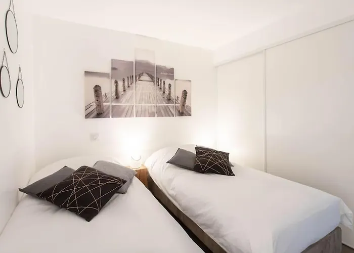 شقة A7- 2 Bdr Sea & Mountain View - Ac, Parking, Pool & Terrace