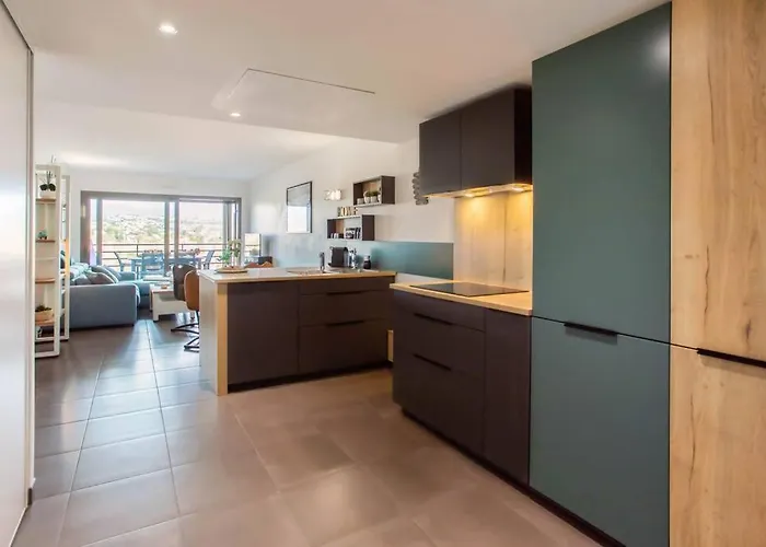 A7- 2 Bdr Sea & Mountain View - Ac, Parking, Pool & Terrace شقة
